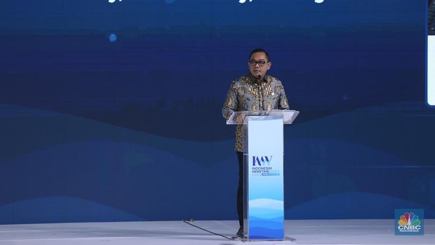 Wakil Menteri Investasi dan Hilirsasi, Todotua Pasaribu menyampaikan sambutan saat menghadiri pembukaan Indonesia Maritimr Week 2025 di Jakarta International Convention Centre (JICC), Senayan, Jakarta, Senin (26/5/2025). (CNBC Indonesia/Tri Susilo)