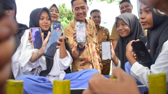 Wali Kota Palembang Ratu Dewa meresmikan wifi gratis sebanyak 50 titik.