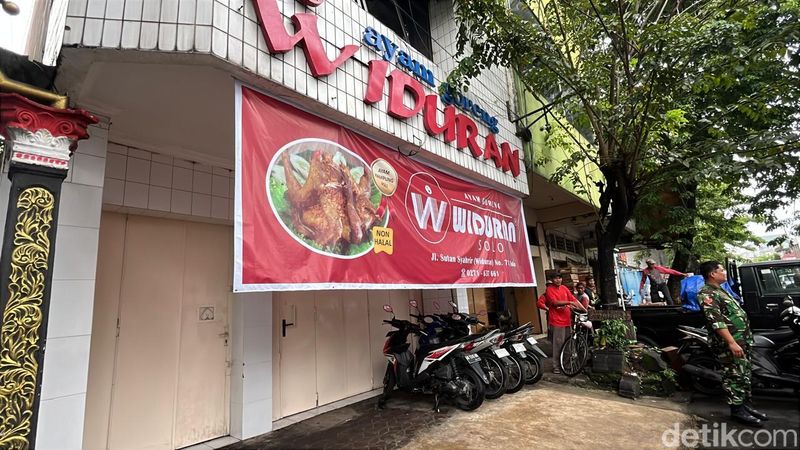 Warung ayam goreng widuran ditutup usai disidak Walkot Solo Respati Ahmad Ardianto, Senin (27/5/2025)