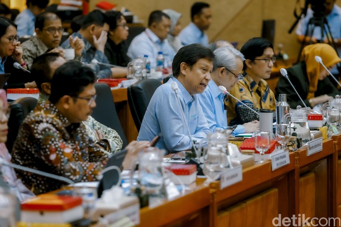 Komunikasi Menkes Budi Gunadi Sadikin jadi sorotan dalam rapat dengan Komisi IX DPR RI, Senin (26/5/2025). Menkes diminta berhati-hati dan tidak bikin gaduh.