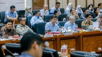 Pesan senada juga disampaikan Wakil Ketua Komisi IX DPR RI Charles Honoris. Menurutnya, kebijakan yang dikomunikasikan dengan tidak baik justru bisa memunculkan resistensi dan keresahan. Foto: Grandyos Zafna Manase Mesah/detikHealth