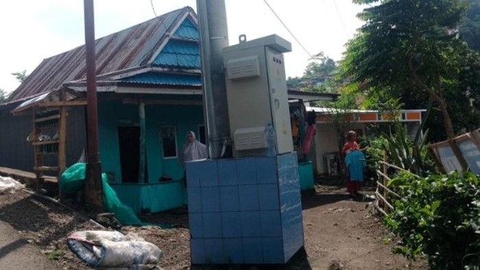 Warga di Bantaeng protes tiang listrik dibangun di atas lahan miliknya tanpa izin.