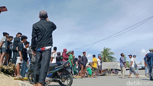 Warga kembali menggelar aksi demonstrasi menuju Pelabuhan Poto Tano, Sumbawa Barat, NTB, Senin (26/5/2025). (Foto: Sanusi Ardi/detikBali)