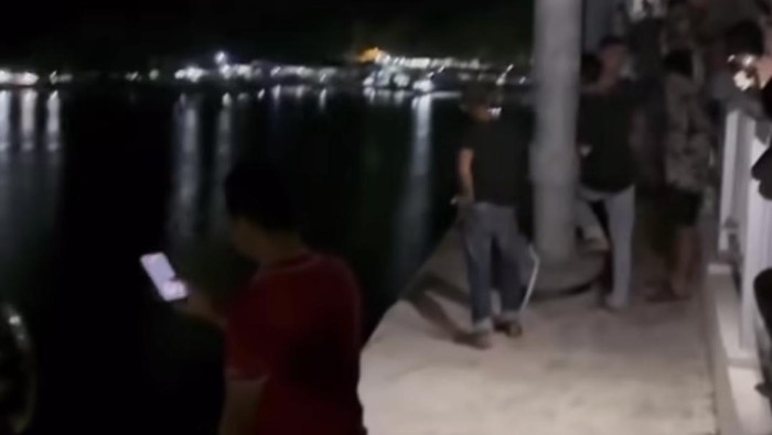 Warga memadati lokasi pria melompat dari Jembatan Teluk Kendari.