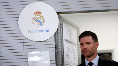 Soccer Football - Real Madrid unveil new coach Xabi Alonso - Ciudad Real Madrid, Valdebebas, Madrid, Spain - May 26, 2025  Xabi Alonso is presented as Real Madrid new coach REUTERS/Juan Medina