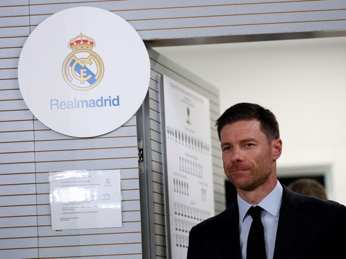 Soccer Football - Real Madrid unveil new coach Xabi Alonso - Ciudad Real Madrid, Valdebebas, Madrid, Spain - May 26, 2025  Xabi Alonso is presented as Real Madrid new coach REUTERS/Juan Medina