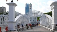 Jembatan Anderson menjadi latar pasangan yang berlari dramatis dalam MV terbaru ini. Jembatan ini berada di dekat Singapore River dan telah dibuka untuk pejalan kaki semenjak tahun 1910. Getty Images/Tim de Waele