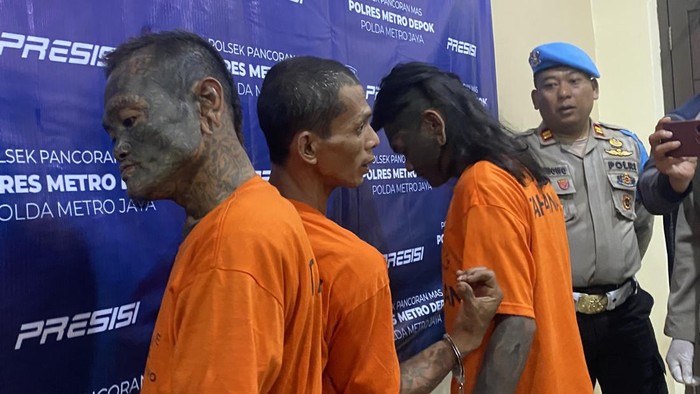 Pengamen berinisial DM (38), HY (43), dan RM (25) ditetapkan sebagai tersangka usai mabuk sembari memalak dan memukul warga di Citayam, Depok. Ketiga pelaku terancam 1 tahun penjara.