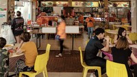 Adegan makan kekasih Jin di dalam video, itu direkam di salah satu tempat makan terbaik di Singfapura yaitu Keng Eng Kee Seafood. Sesuai dengan namanya, restoran ini terkenal dengan olahan hewan lautnya. Keng Eng Kee Seafood adalah salah satu restoran berbintang Michelin yang terletak di daerah yang tenang di Bukit Merah Singapura, di samping Alexandra Village Hawker Centre. Restoran ini terkenal dengan hidangan laut bergaya Hainan dan Kanton seperti kepiting cabai, iga babi kopi, dan cumi telur asin. Dok. Instagram/kengengkee