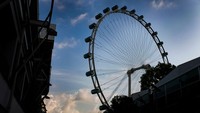 Singapore Flyer adalah wahana bianglala yang berada di distrik Downtown Core Singapura. Wahana ini dibuka secara resmi pada tanggal 15 April 2008. Bianglala ikonik dari Singapura ini memiliki 28 kapsul ber-AC dan memiliki bangunan terminal tiga lantai. Dari sini kamu bisa melihat Singapura dari sisi yang berbeda. Getty Images/Rudy Carezzevoli