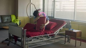 Bahkan ada adegan romantis di mana March bermesraan dengan vacuum tersebut di rumah sakit. Dok. Ist