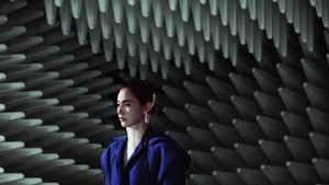 Untuk March, vacuum itu terlihat seperti mendiang istrinya dengan dress biru. Dok. Ist