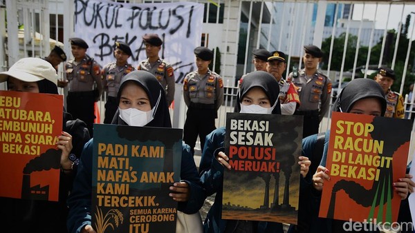 Aksi Mahasiswa Tuntut Penghentian PLTU Babelan Bekasi