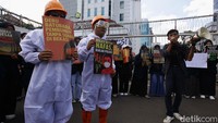 Aksi tersebut menuntut pemerintah menutup operasional PLTU Babelan Bekasi. 