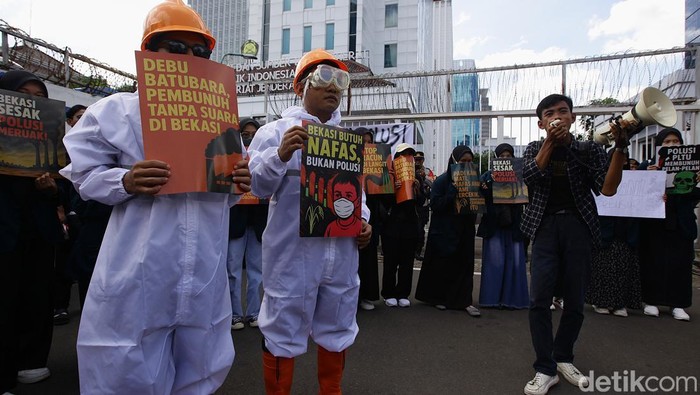 Sejumlah mahasiswa dan LSM melakukan aksi di depan Gedung Kementerian ESDM, Jakarta, Selasa (27/5/2025). Aksi tersebut menuntut pemerintah menutup operasional PLTU Babelan Bekasi yang dinilai berdampak buruk terhadap lingkungan dan warga. Aksi berlangsung tertib.