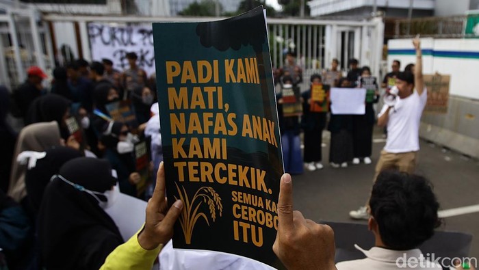 Sejumlah mahasiswa dan LSM melakukan aksi di depan Gedung Kementerian ESDM, Jakarta, Selasa (27/5/2025). Aksi tersebut menuntut pemerintah menutup operasional PLTU Babelan Bekasi yang dinilai berdampak buruk terhadap lingkungan dan warga. Aksi berlangsung tertib.