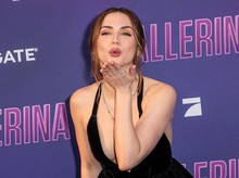 Ana de Armas yang Mematikan Ngasih Kiss Bye Ana de Armas yang Mematikan Ngasih Kiss Bye