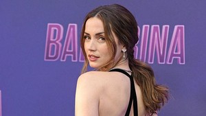 Karakter Eve Macarro mendapat pelatihan yang sama dengan John Wick di Ruska Roma. Ballerina merupakan spin-off dari John Wick langsung yang ceritanya diambil dari garis waktu kejadian John Wick: Chapter 3 - Parabellum. Foto: Getty Images/Tristar Media