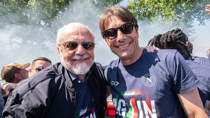 NAPLES, ITALY - MAY 26: Head Coach Antonio Conte and Preisdent Aurelio De Laurentiis of SSC Napoli celebrate inside the team bus following the club’s Scudetto victory on May 26, 2025, in Naples, Italy. (Photo by SSC NAPOLI/SSC NAPOLI via Getty Images)