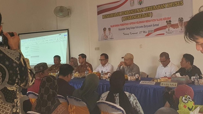 Askolani saat meninjau pelaksanaan musyawarah pwmbentukan koperasi merah putih di Talang Keramat, Selasa (27/5/2025).