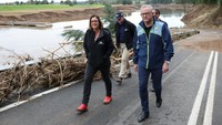 Kunjungan PM Australia Anthony Albanese  ke Wingham menjadi bentuk dukungan langsung pemerintah kepada warga korban banjir. REUTERS/Hollie Adams