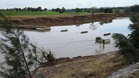 Kondisi Jembatan Bight yang rusak parah usai banjir melanda Wingham, Australia, Senin (27/5/2025). REUTERS/Hollie Adams
