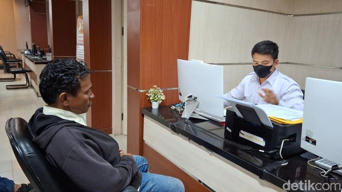 Ayah driver ojol melaporkan tukang jukir liar yang menikam anaknya