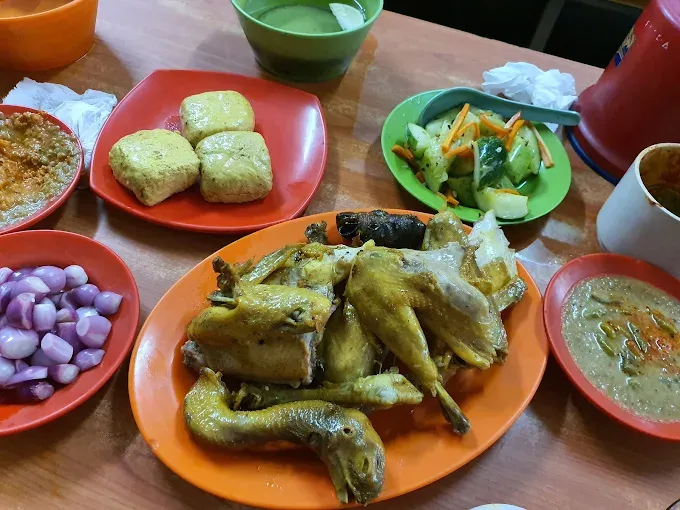 5 Ayam Goreng Legendaris Terkenal dan Halal, Ada yang Sejak 1952
