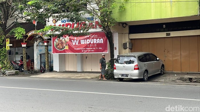 Ayam Goreng Widuran Suasana Ayam goreng Widuran Solo usai ditutup karena heboh ada bahan nonhalal, Selasa (27/5/2025).