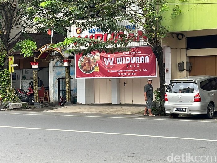 Suasana Ayam goreng Widuran Solo usai ditutup karena heboh ada bahan nonhalal, Selasa (27/5/2025).