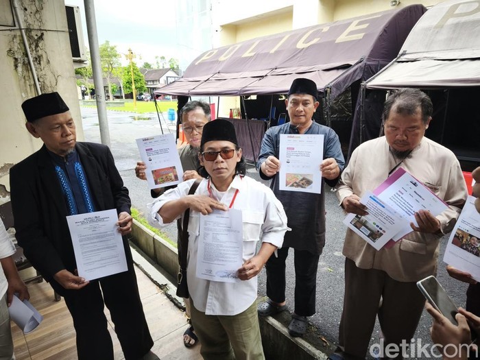 Pengadu rumah makan Ayam Goreng Widuran, Mochamad Burhannudin, saat menunjukkan berkas aduan di Mapolresta Solo, Senin (26/5/2025)