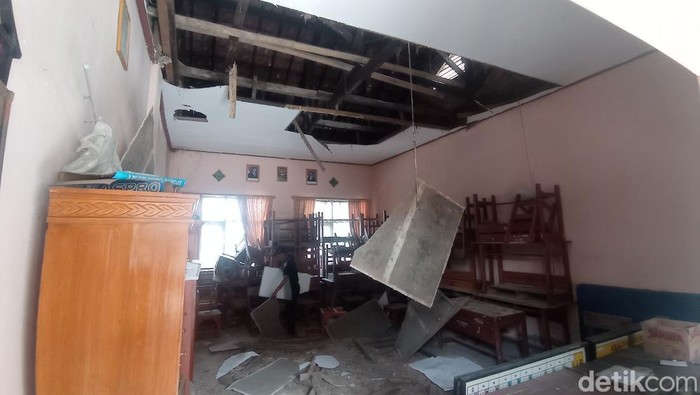 Bangunan SDN Leuwikidang Tasikmalaya nyaris ambruk.
