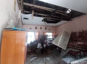 Kondisi Miris Bangunan SD di Tasik: Atap Ambruk Termakan Usia