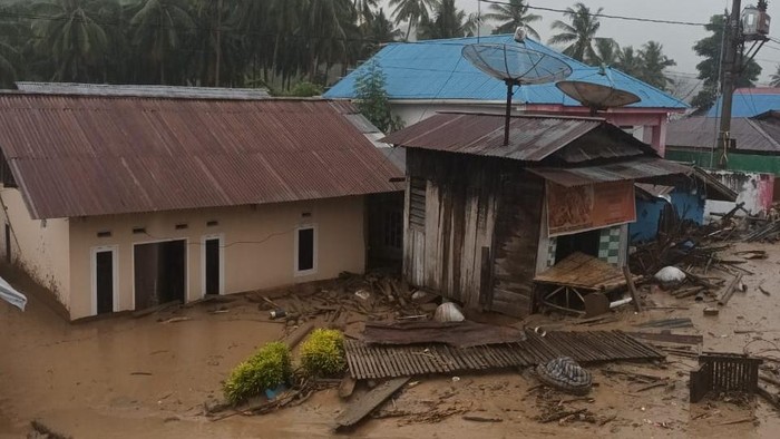 Banjir bandang terjang Desa Wombo, Kecamatan Tanantove, Donggala.