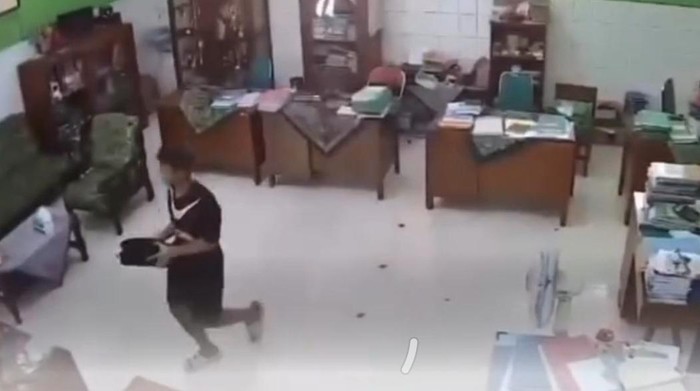 Bocah mencuri di SD Ponorogo