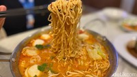 Isinya ada mie, udang, jamur, bakso ikan, kerang, dan dua butir telur sebagai topping. Rasanya asam segar dan tambahan telur ini membuat rasanya gurih creamy. Foto: detikFood/Yenny Mustika Sari