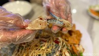 Yum Pu Ma ini salad pepaya dengan tambahan blue crab mentah. Selain itu, ada juga udang rebus, bakso ikan, dan kulit ayam goreng renyah. Saus campurannya juga ada plara yang terbuat dari ikan fermentasi. Foto: detikFood/Yenny Mustika Sari