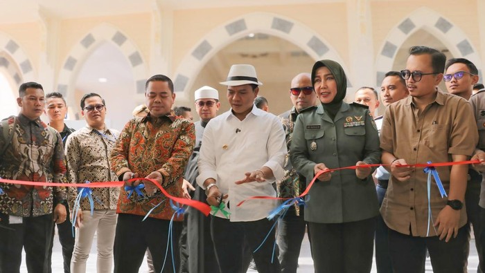 Bupati Bandung Dadang Supriatna saat resmikan Pasar dan Terminal Banjaran