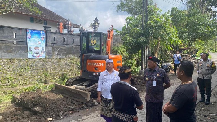 Bupati Karangasem, I Gusti Putu Parwata (Gus Par), bersama Kepala Dinas PUPR, Wedasmara, mengecek Jalan Bungaya-Bebandem yang rusak sepanjang 1 km, Selasa (27/5/2025) (I Wayan Selamat Juniasa/detikBali)