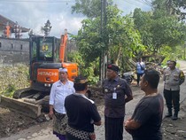 Jalan di Karangasem Rusak Tergerus Banjir Akibat Got Tersumbat Sampah