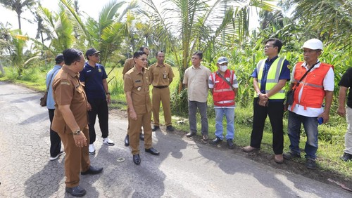Bupati Klungkung I Made Satria dan Wakil Bupati Klungkung Tjokorda Gde Surya Putra saat memantau perbaikan jalan di Klungkung daratan, Senin (26/5/2025). (Foto: Pemkab Klungkung)
