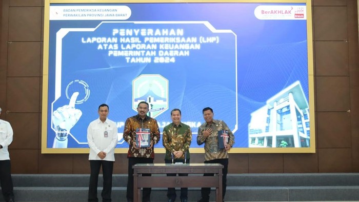 Bupati Majalengka Eman Suherman saat menerima penghargaan opini WTP dari BPK.
