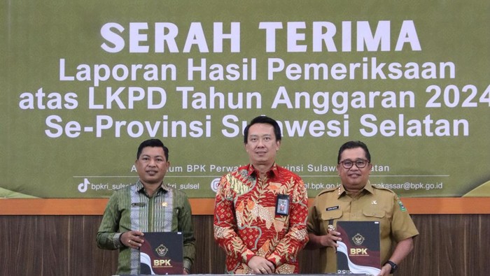 Bupati Takalar Mohammad Firdaus saat menerima opini WTP dari BPK. Dokumen Istimewa