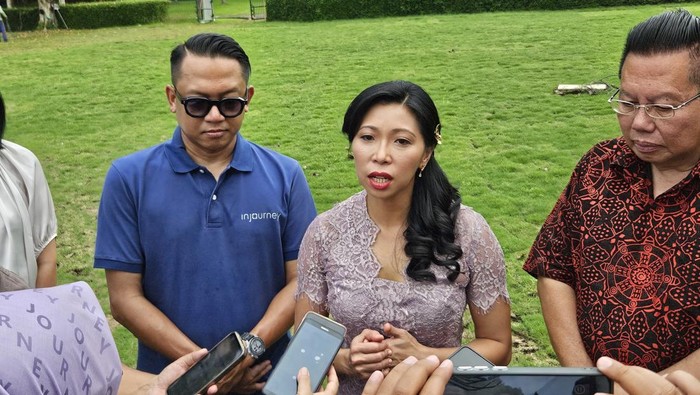 Direktur Utama PT Aviasi Pariwisata Indonesia (Persero) atau Injourney, Maya Watono, ketika memberikan keterangan di Candi Borobudur, Magelang, Selasa (27/5/2025).