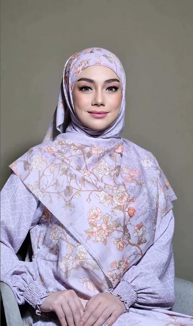 Dalam sejumlah kesempatan, termasuk saat tampil di program Rumpi, Celine mengaku masih terus belajar dan berproses. Ia bahkan mengurangi aktivitas di dunia hiburan demi fokus memperkuat iman. Tak hanya itu, ia juga menolak beberapa tawaran film yang mengharuskannya melepas hijab. Foto: Dok. Instagram @celine_evangelista.