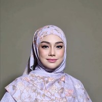 Dalam sejumlah kesempatan, termasuk saat tampil di program Rumpi, Celine mengaku masih terus belajar dan berproses. Ia bahkan mengurangi aktivitas di dunia hiburan demi fokus memperkuat iman. Tak hanya itu, ia juga menolak beberapa tawaran film yang mengharuskannya melepas hijab. Foto: Dok. Instagram @celine_evangelista.