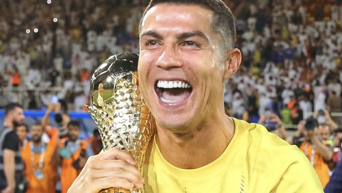 Cristiano Ronaldo dengan trofi Arab Club Champions Cup setelah kemenangan Al Nassr, 12 Agustus 2023.