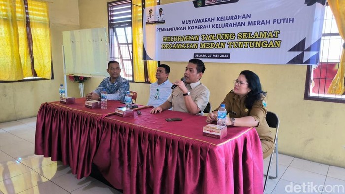 Deputi Bidang Pengembangan Usaha Kementerian Koperasi  Panel Barus (megang mikrofon) saat menghadiri musyawarah pembentukan Koperasi Merah Putih  Medan (Nizar Aldi/detikSumut)