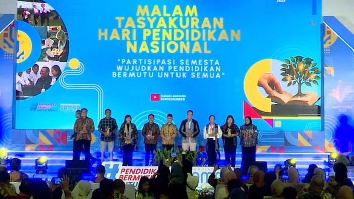 detikcom dan jurnalis detikEdu terima penghargaan dari Kemendikdasmen.