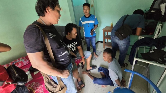 Dian saat diringkus tim Unit Resmob Satreskrim Polres Mojokerto.